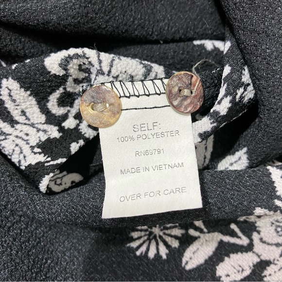 Olive Hill | long Black & White floral top - Picture 5 of 9